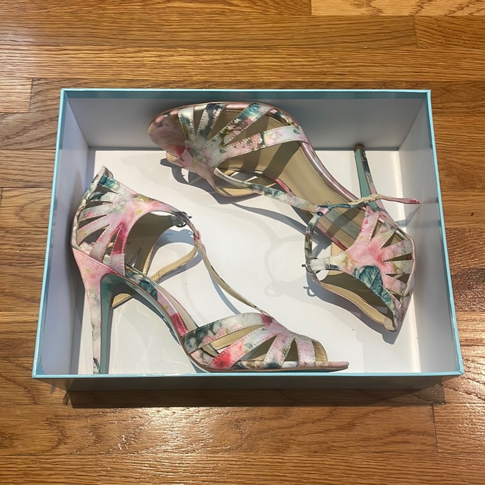 Betsey Johnson Blue SB-Tee dress pump, floral, 9